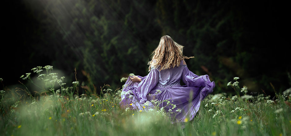 Marine en robe lilas dans la nature